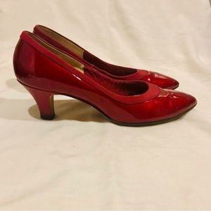 Vintage 1980’s Air Step red vinyl trotter pumps. Size 7 AA (very narrow).